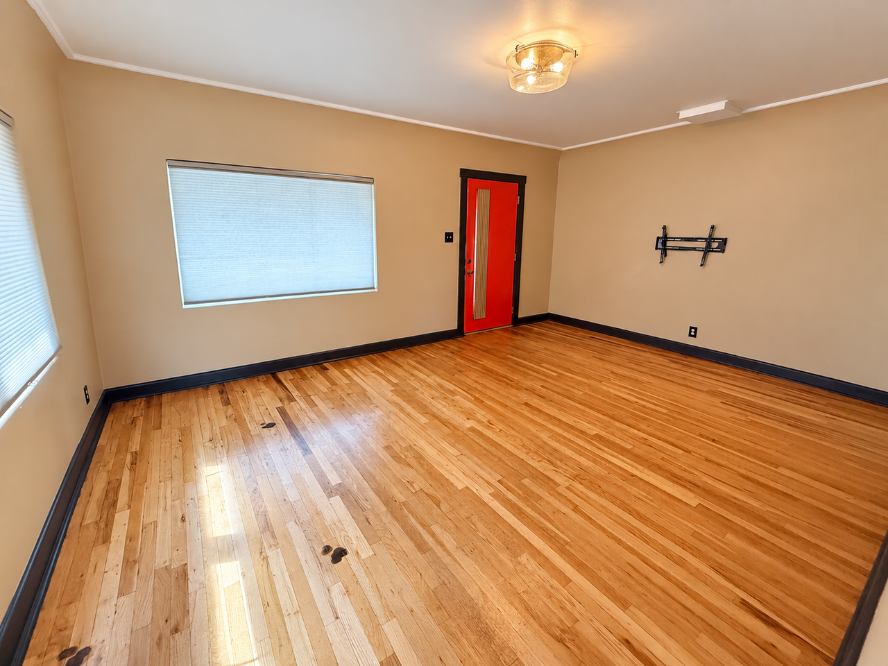3305 East St - Photo 3 of 16