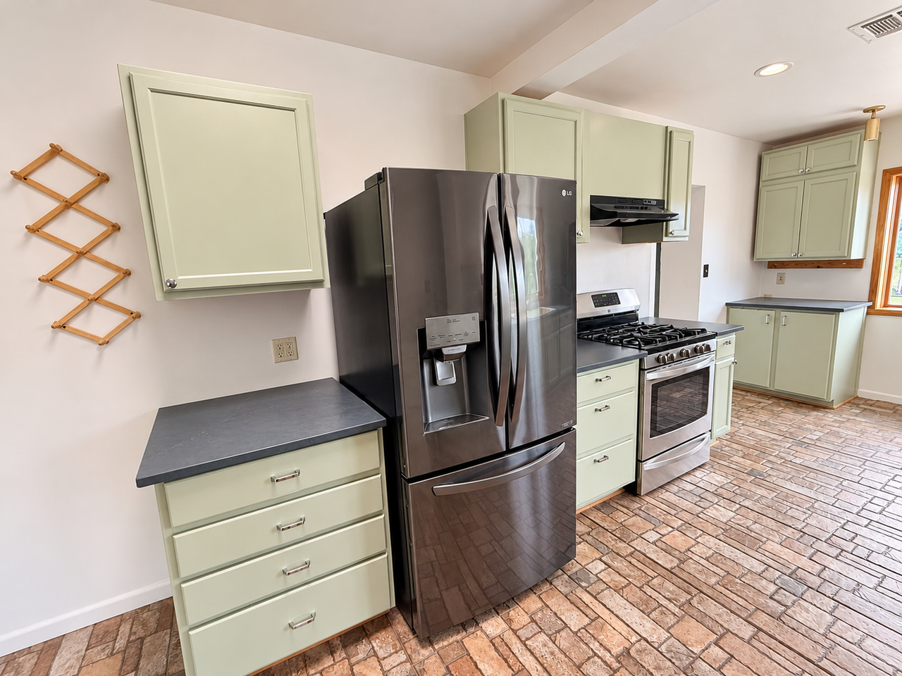3305 East St - Photo 5 of 16