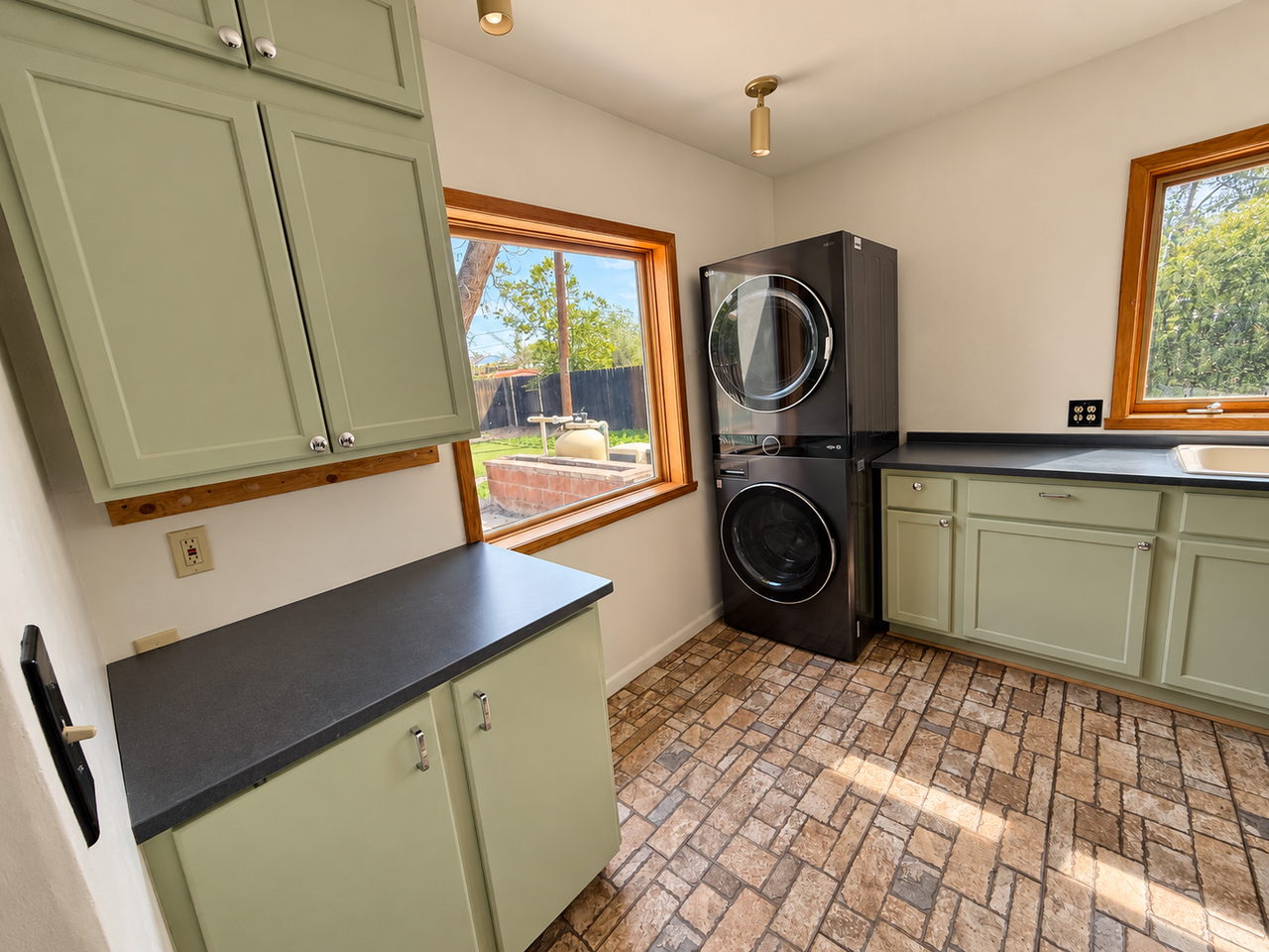 3305 East St - Photo 7 of 16