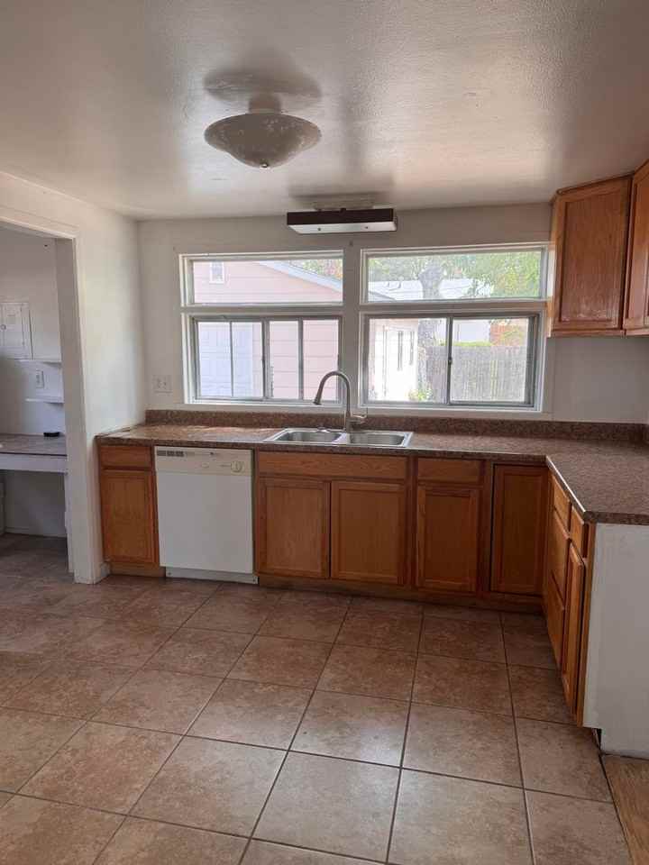 1718 Comanche Rd - Photo 3 of 9