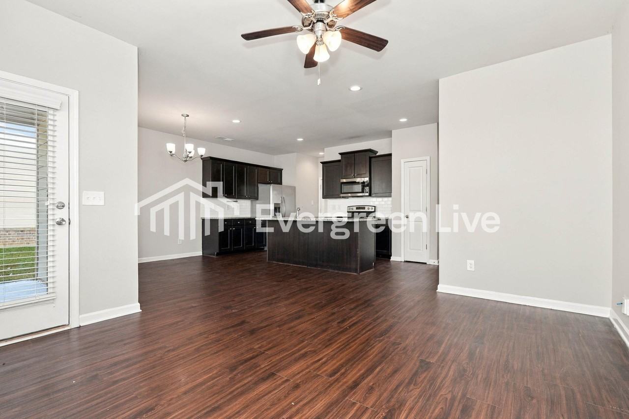 136 Avonwood Cir - Photo 3 of 13