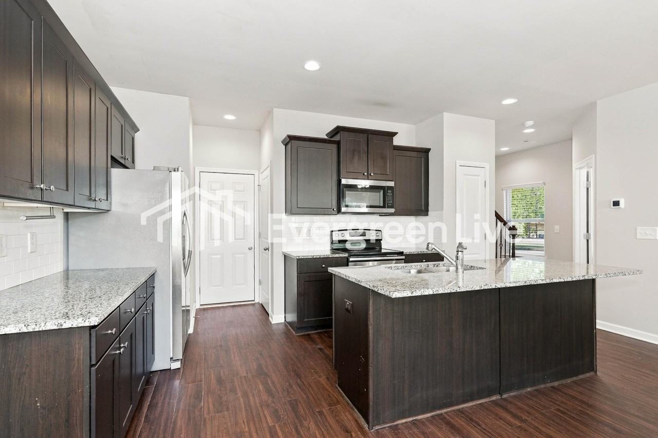 136 Avonwood Cir - Photo 5 of 13