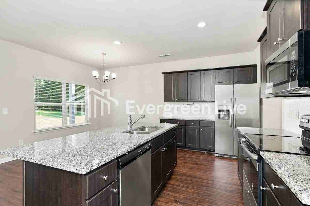 136 Avonwood Cir - Photo 6 of 13