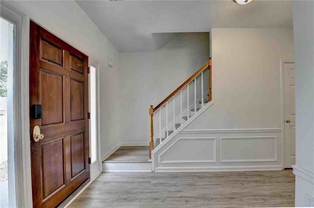10795 Glenbarr Dr - Photo 5 of 50