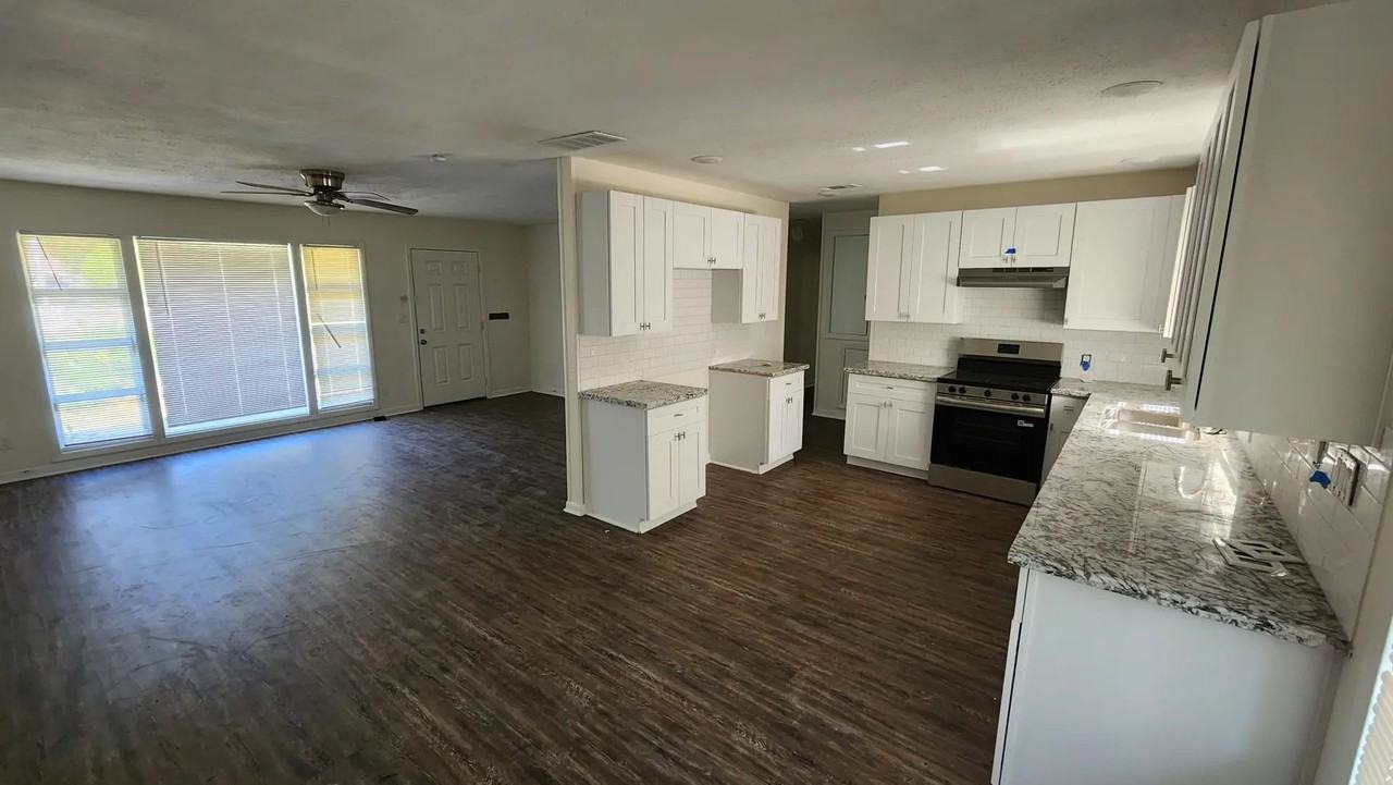 906 Avenue A #906 - Photo 3 of 10