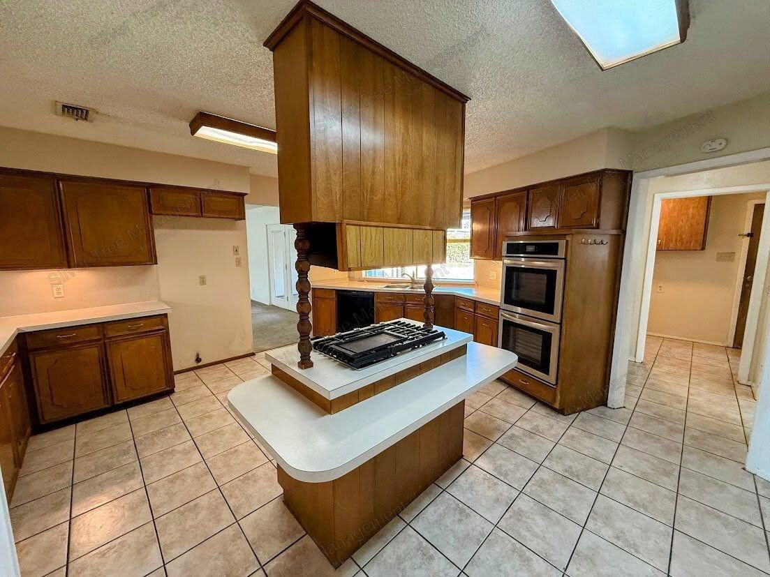 4501 Trowbridge Dr - Photo 4 of 40