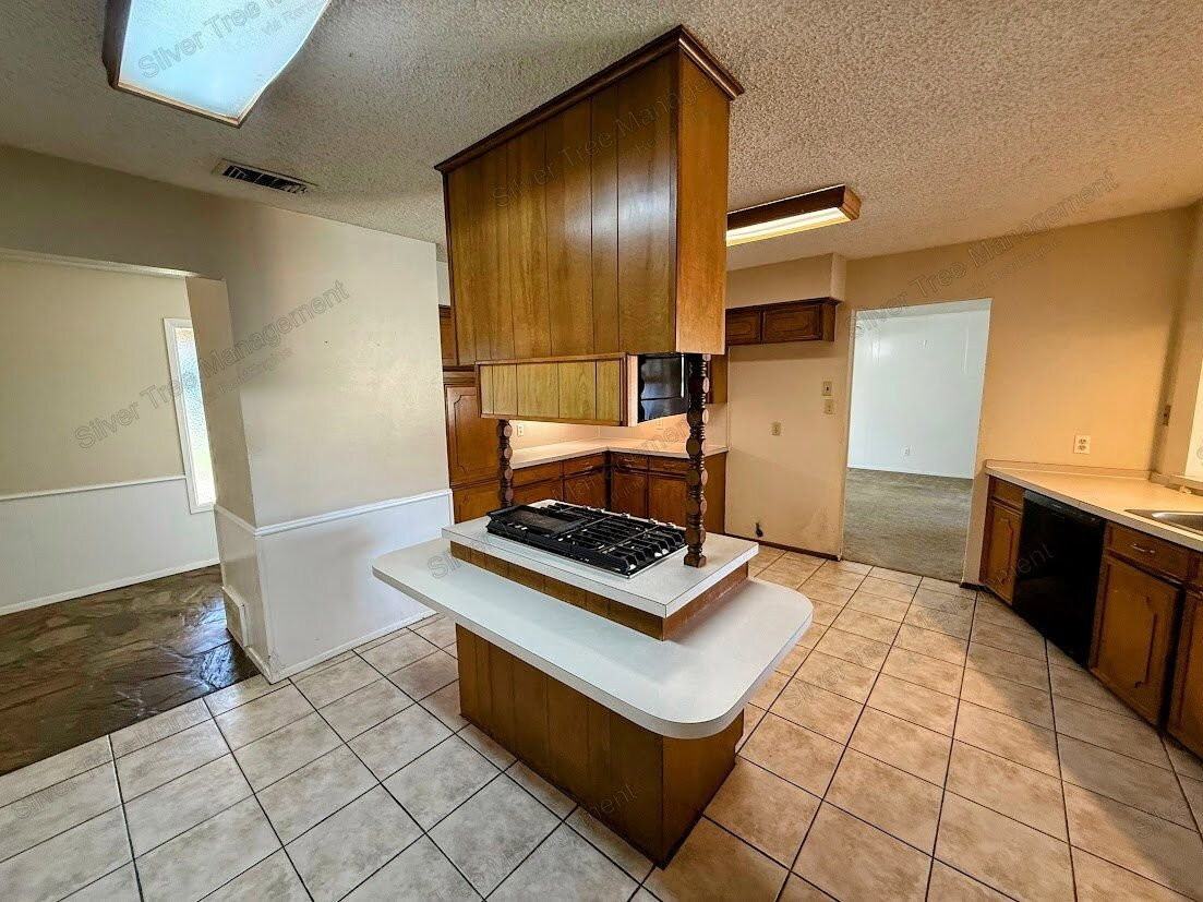 4501 Trowbridge Dr - Photo 5 of 40