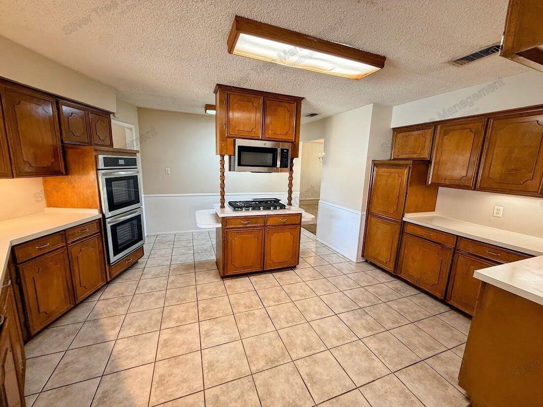 4501 Trowbridge Dr - Photo 6 of 40