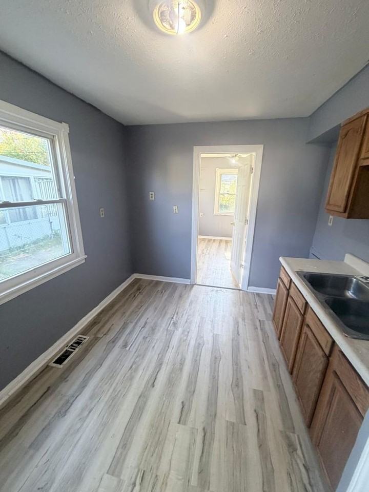 12309 Brookfield Ave - Photo 5 of 26