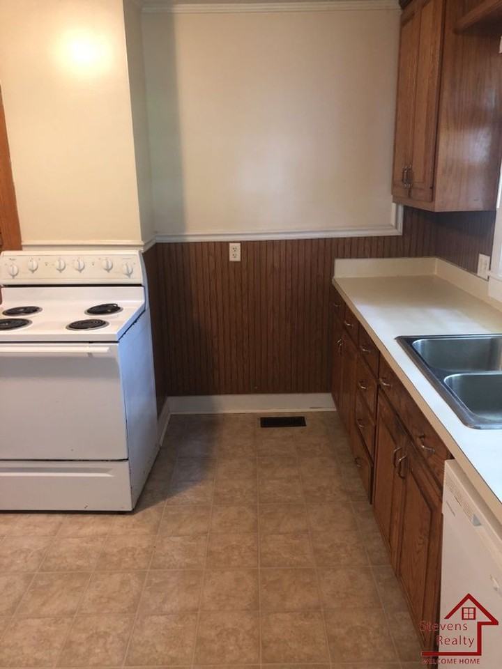 210 Sycamore St - Photo 4 of 18