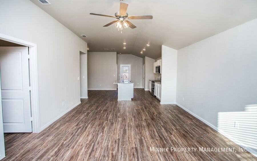 2105 N Avenue L - Photo 5 of 34