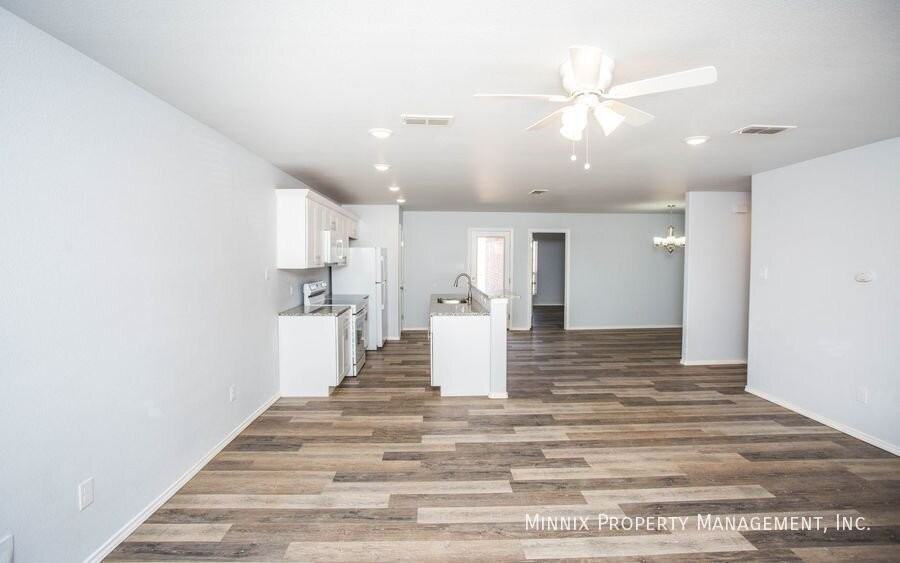 8434 10th Pl - Photo 4 of 35