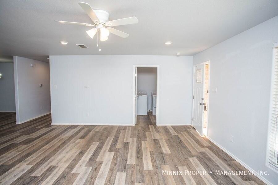 8434 10th Pl - Photo 5 of 35