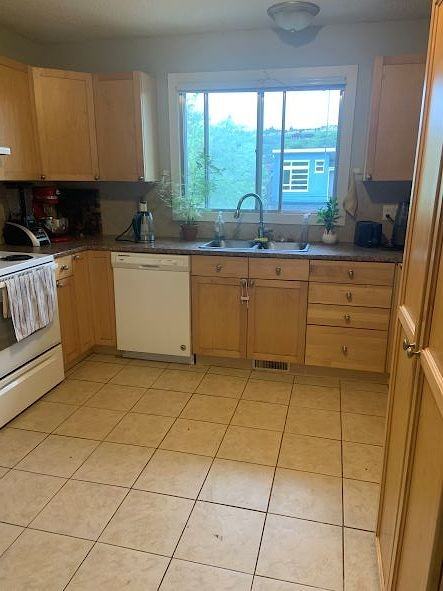 4415 Bowness Rd Nw - Photo 4 of 10