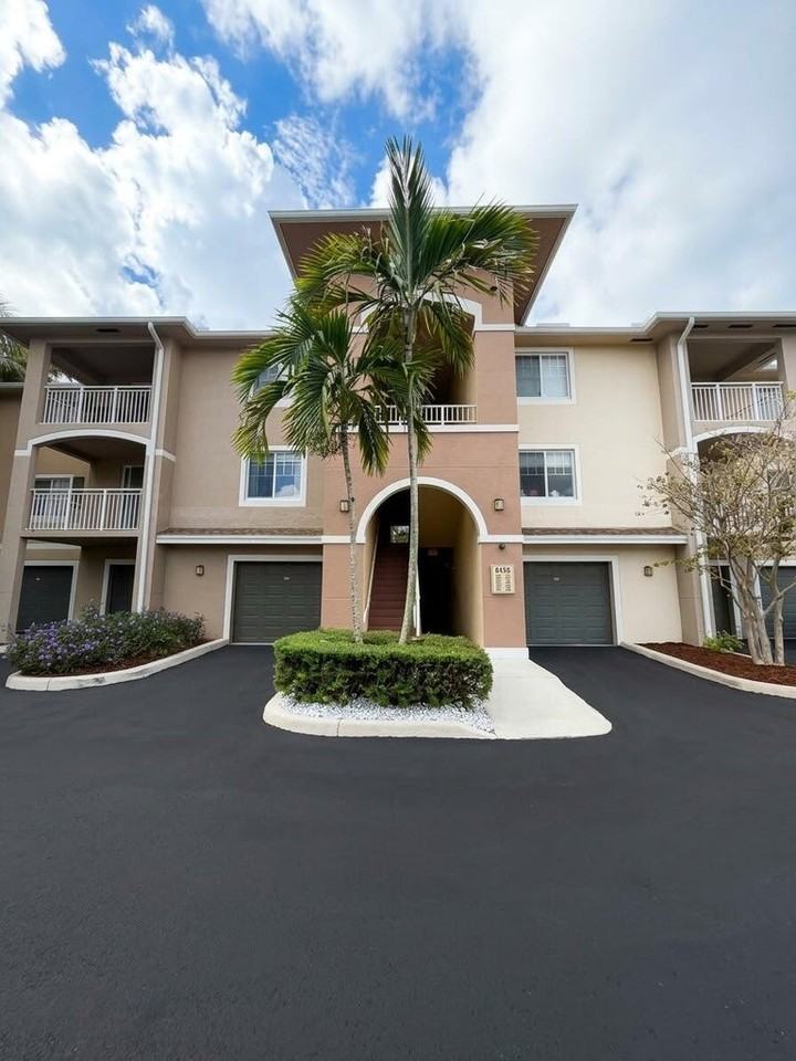 6458 Emerald Dunes Dr #208 - Photo 5 of 18