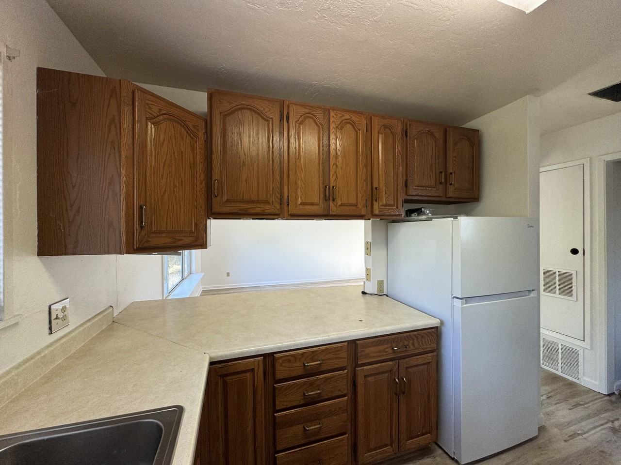 14690 Tuolumne Rd #C - Photo 5 of 9