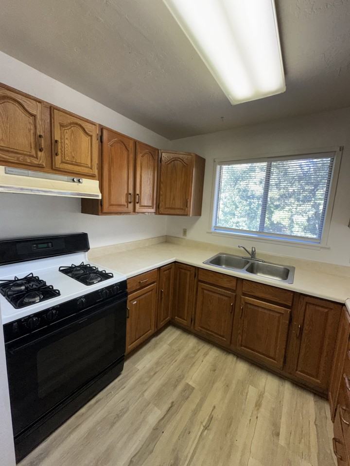 14690 Tuolumne Rd #C - Photo 6 of 9