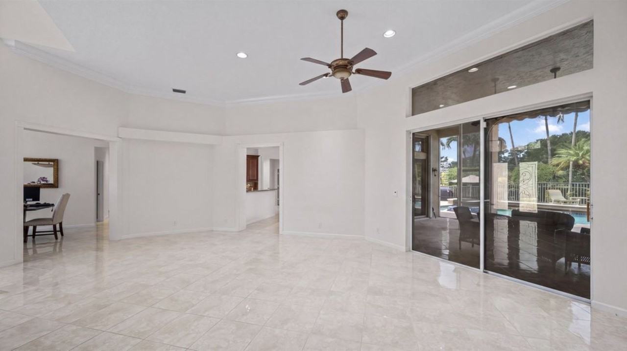 893 Forest Glen Ln #NA - Photo 4 of 34