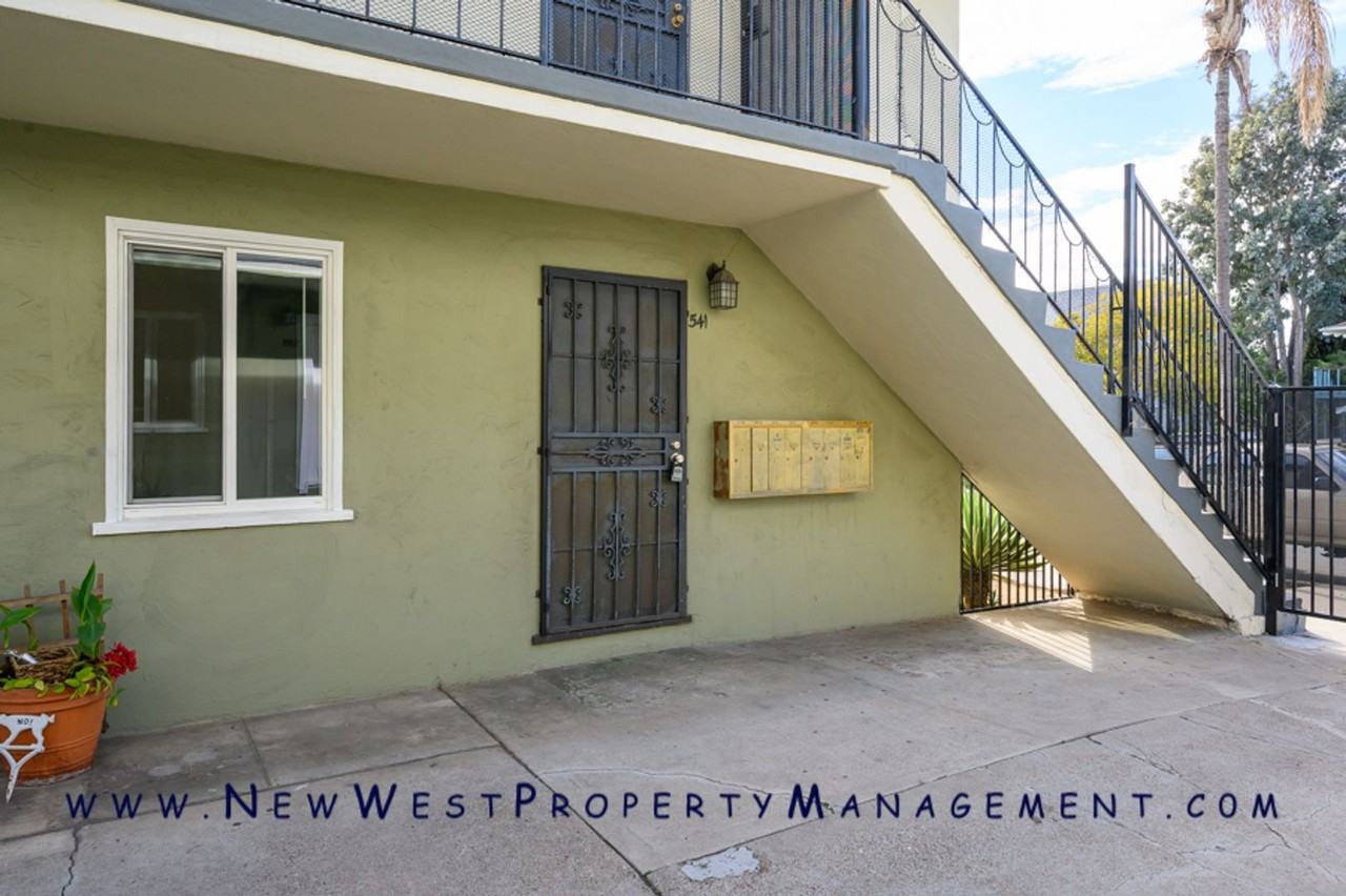 541 22nd St - Photo 3 of 16