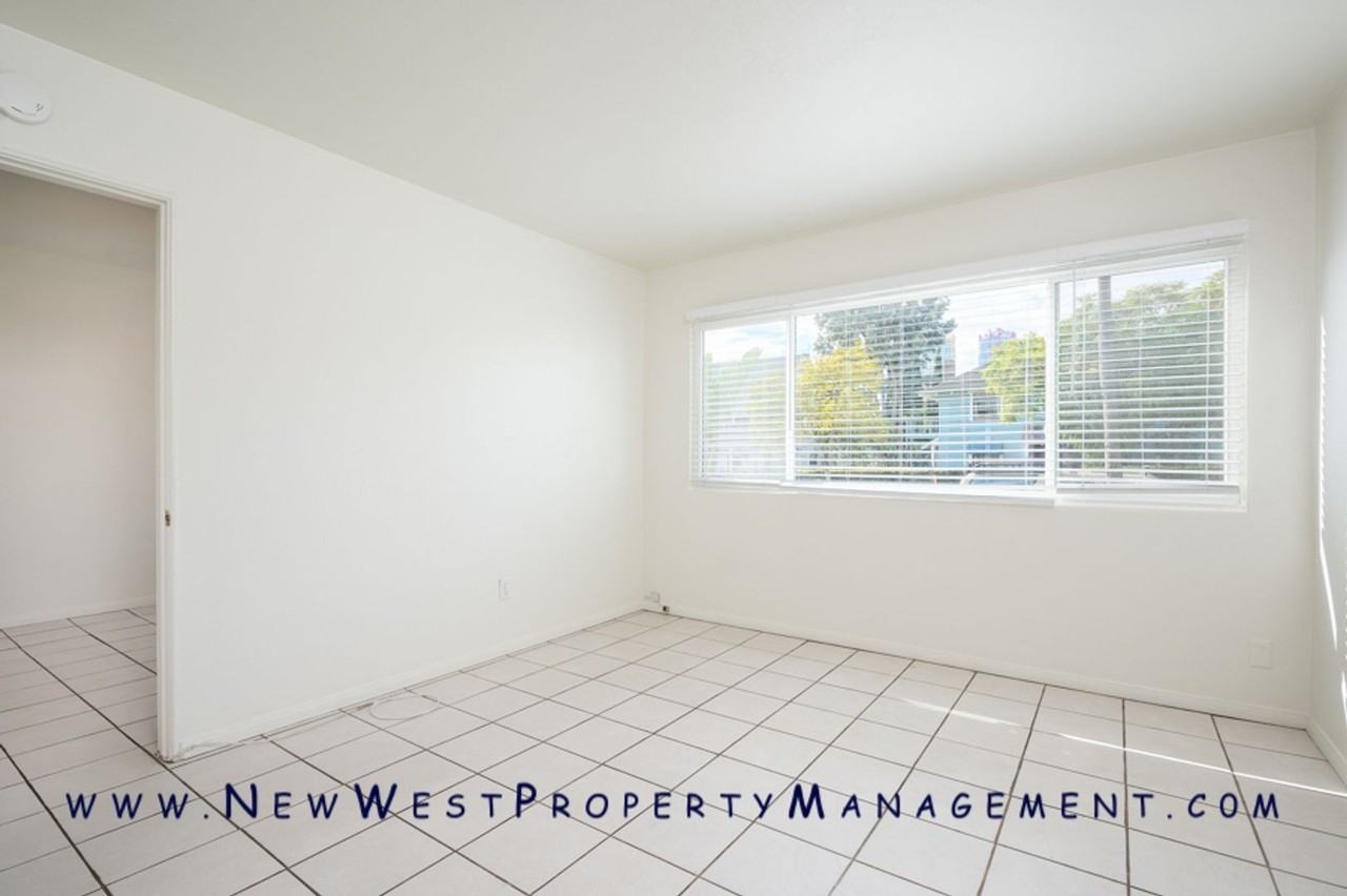 541 22nd St - Photo 4 of 16
