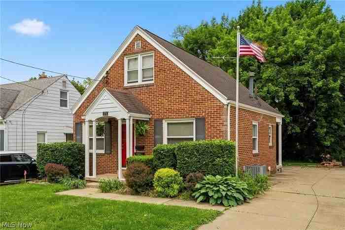 272 Schrop Ave - Photo 2 of 17