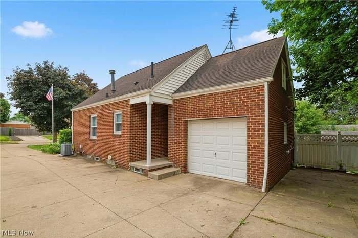 272 Schrop Ave - Photo 3 of 17