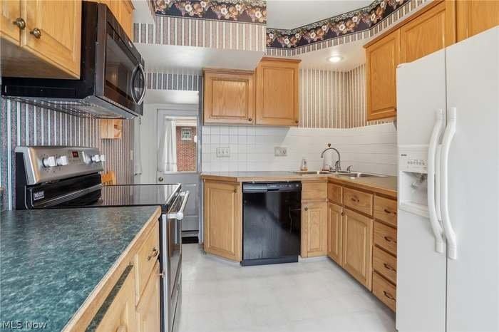 272 Schrop Ave - Photo 4 of 17