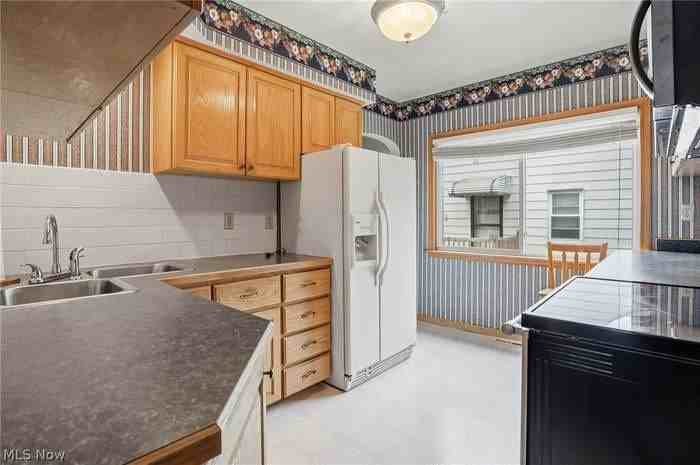 272 Schrop Ave - Photo 5 of 17