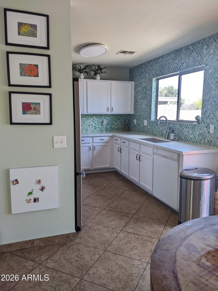 1070 E Appaloosa Rd - Photo 2 of 7