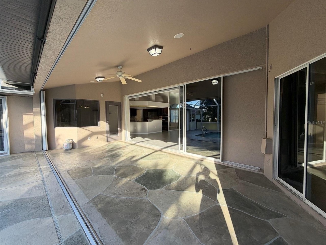 211 Antofagasta St - Photo 6 of 39