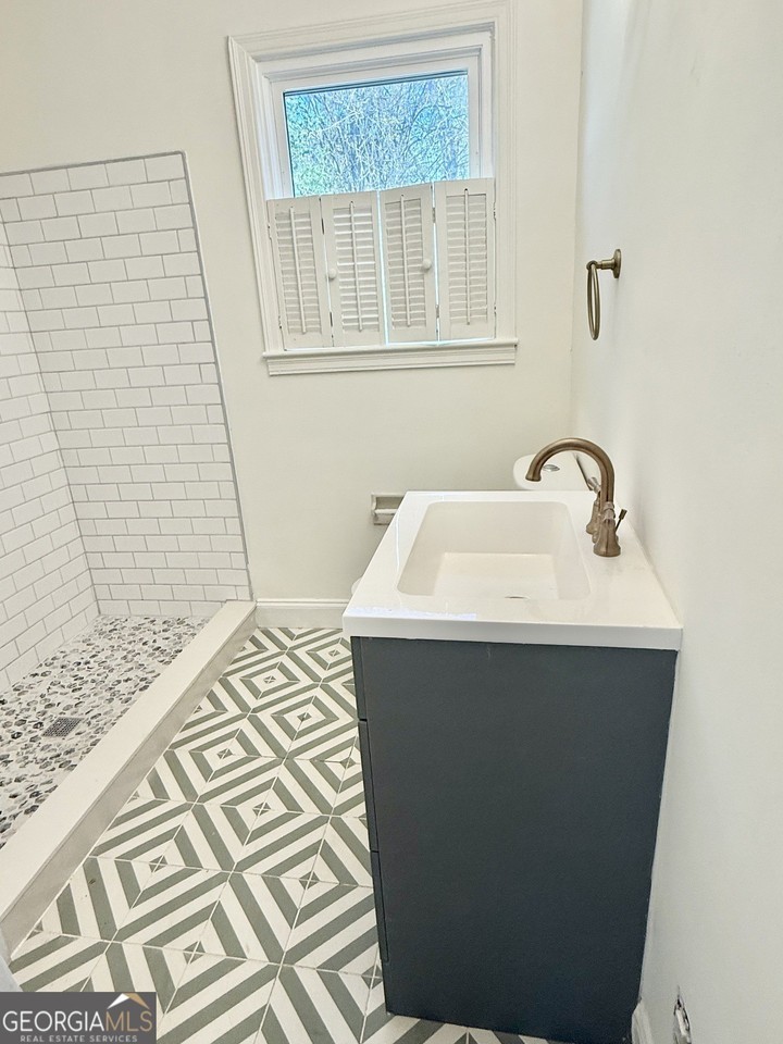 110 Elm Dr - Photo 4 of 12