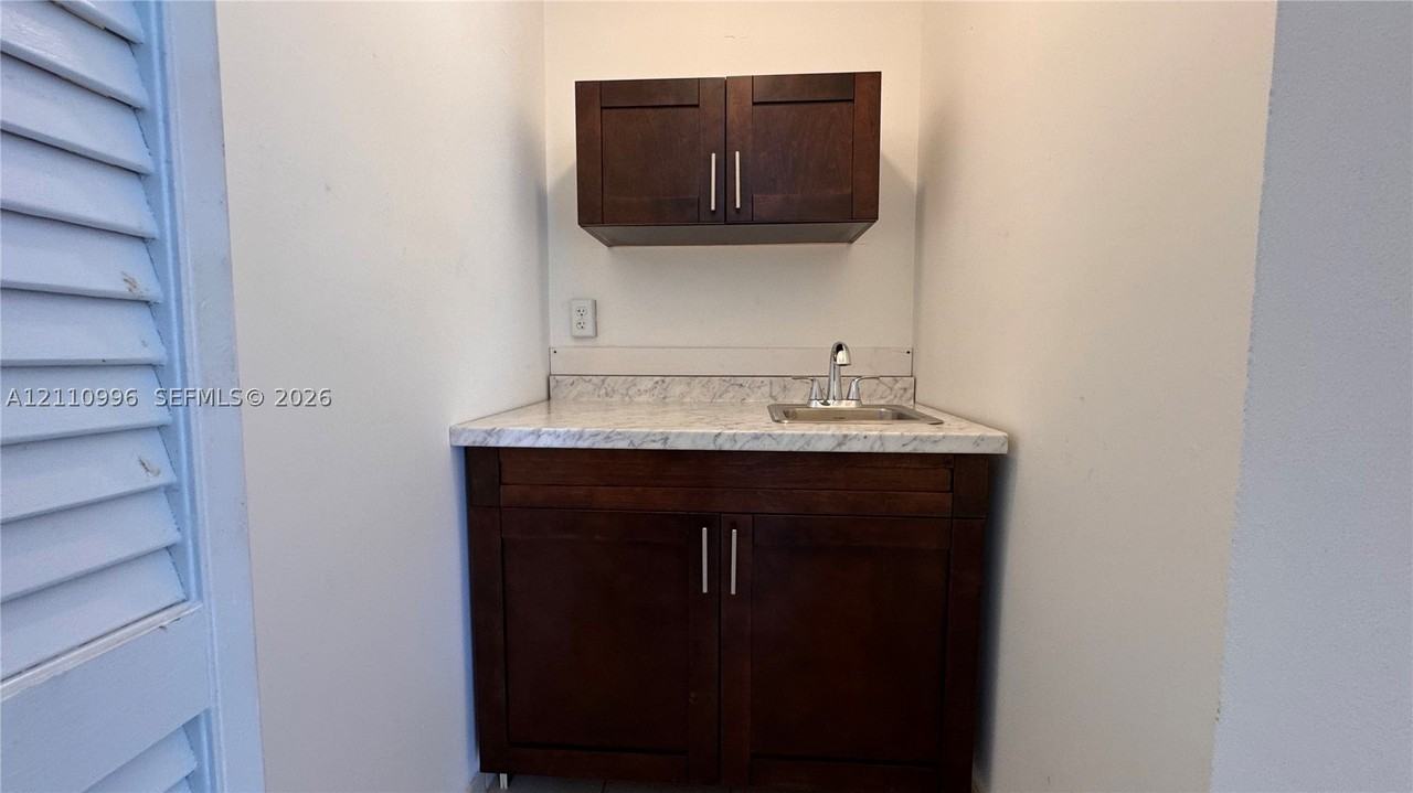 233 Nw 45th Ave - Photo 4 of 6