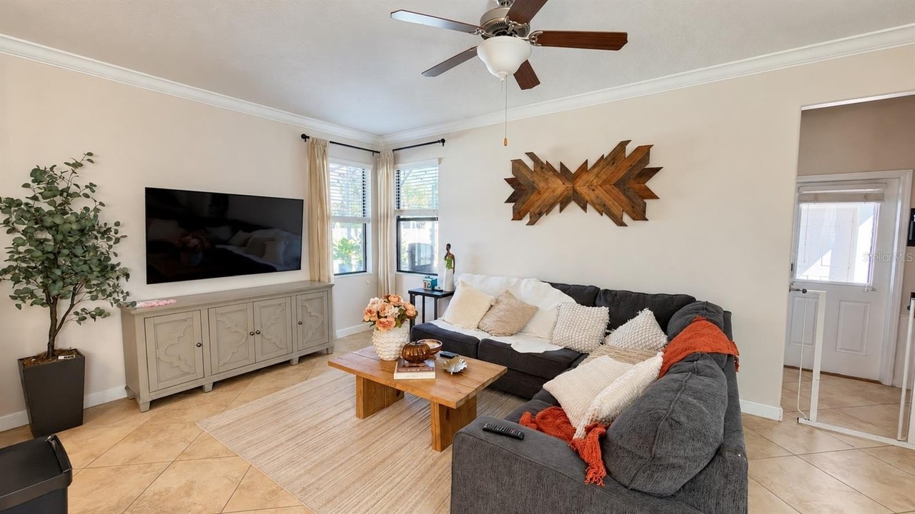 7481 Fairgrove Ave - Photo 4 of 42