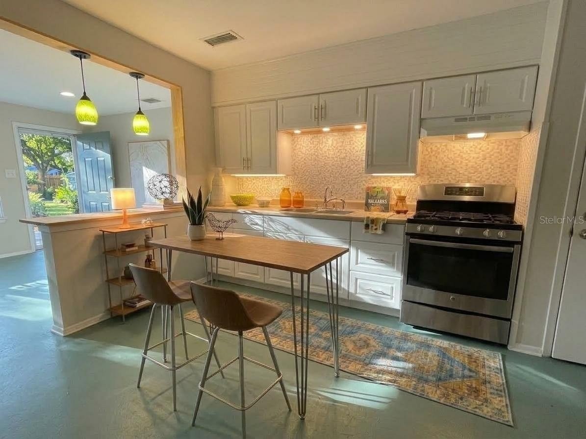 2401 Quincy St S - Photo 3 of 10