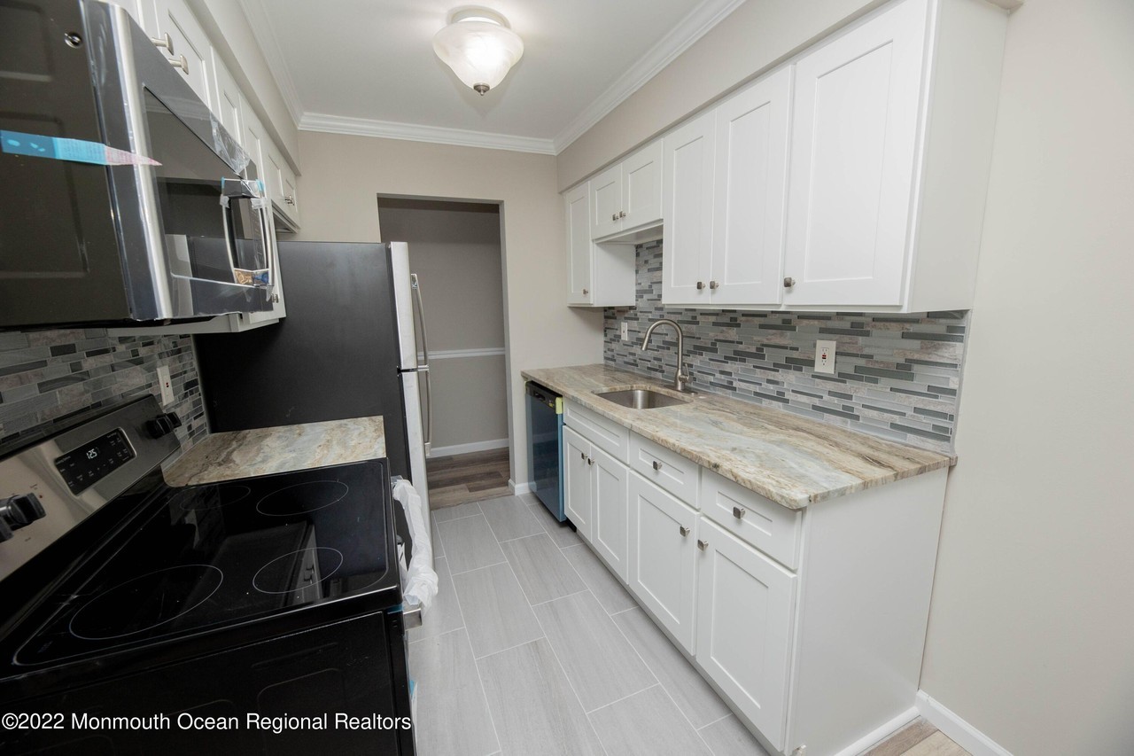 110 Stonehurst Blvd #H - Photo 4 of 47