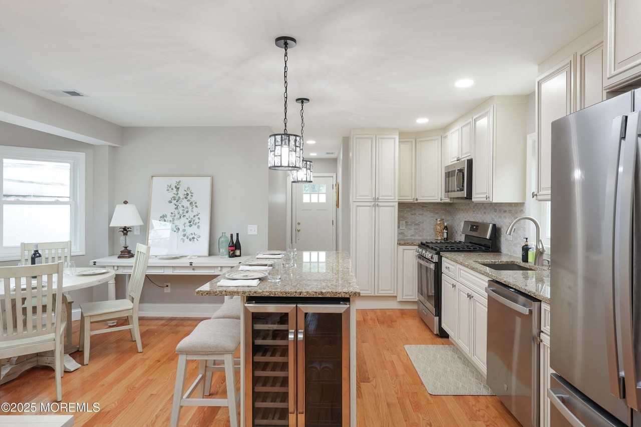 1902 Stratford Ave - Photo 2 of 46
