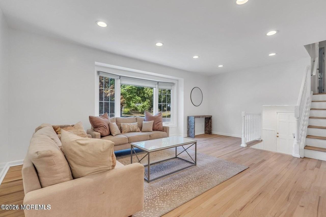 2 Roslyn Dr - Photo 3 of 6