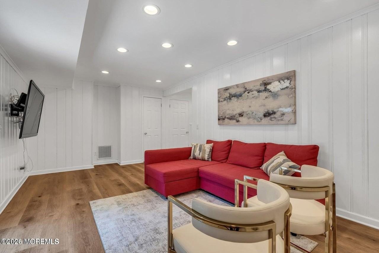2 Roslyn Dr - Photo 4 of 6