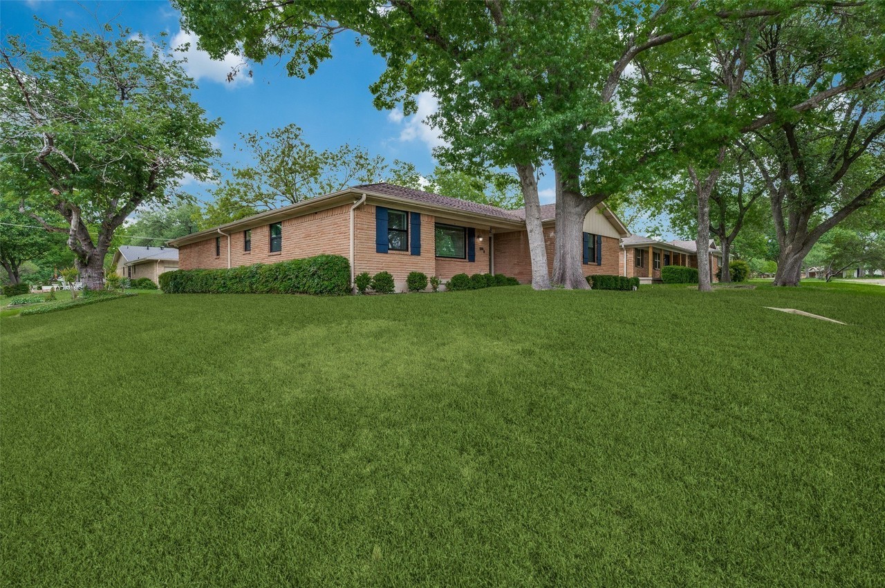 8305 Londonderry Ln - Photo 2 of 12