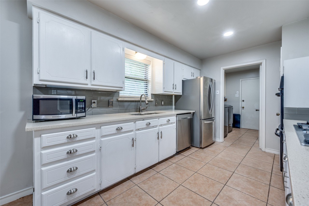 8305 Londonderry Ln - Photo 3 of 12