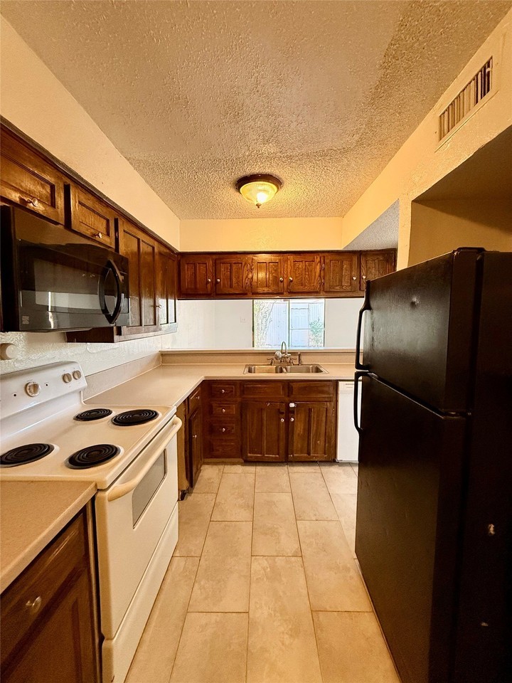 4146 Towngate Blvd - Photo 6 of 18
