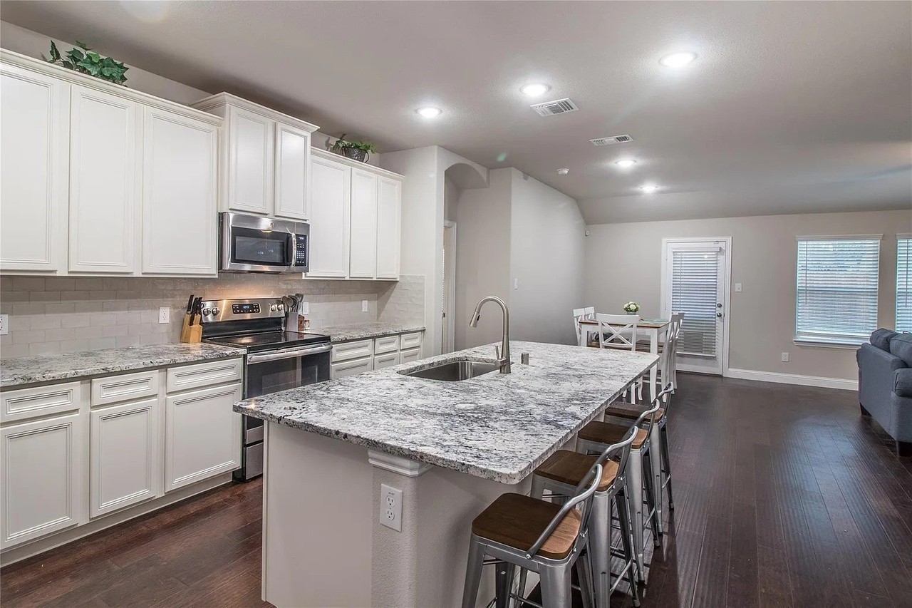 1214 Erika Ln - Photo 4 of 11