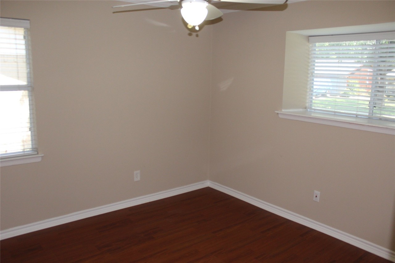 418 Lexington Ln - Photo 3 of 15