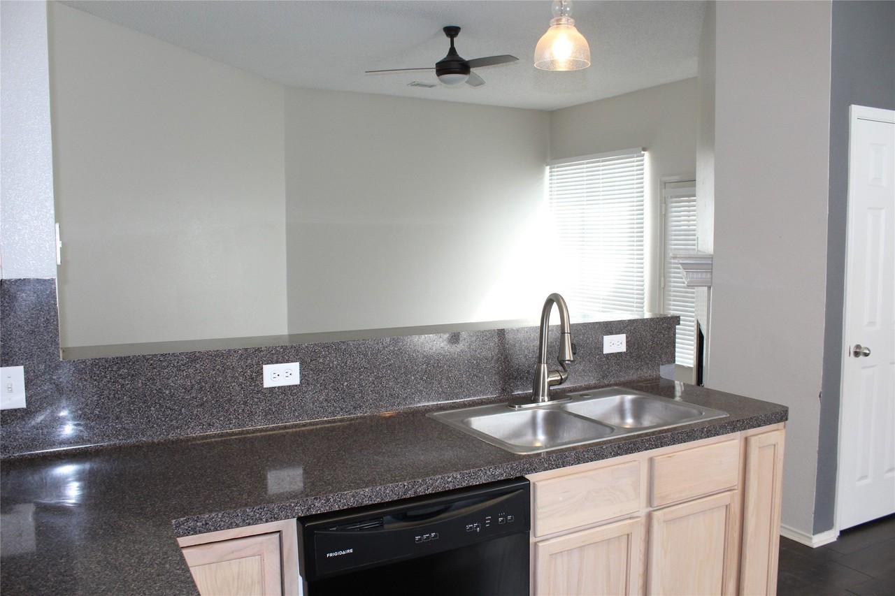 1813 Arbor Creek Dr - Photo 7 of 19