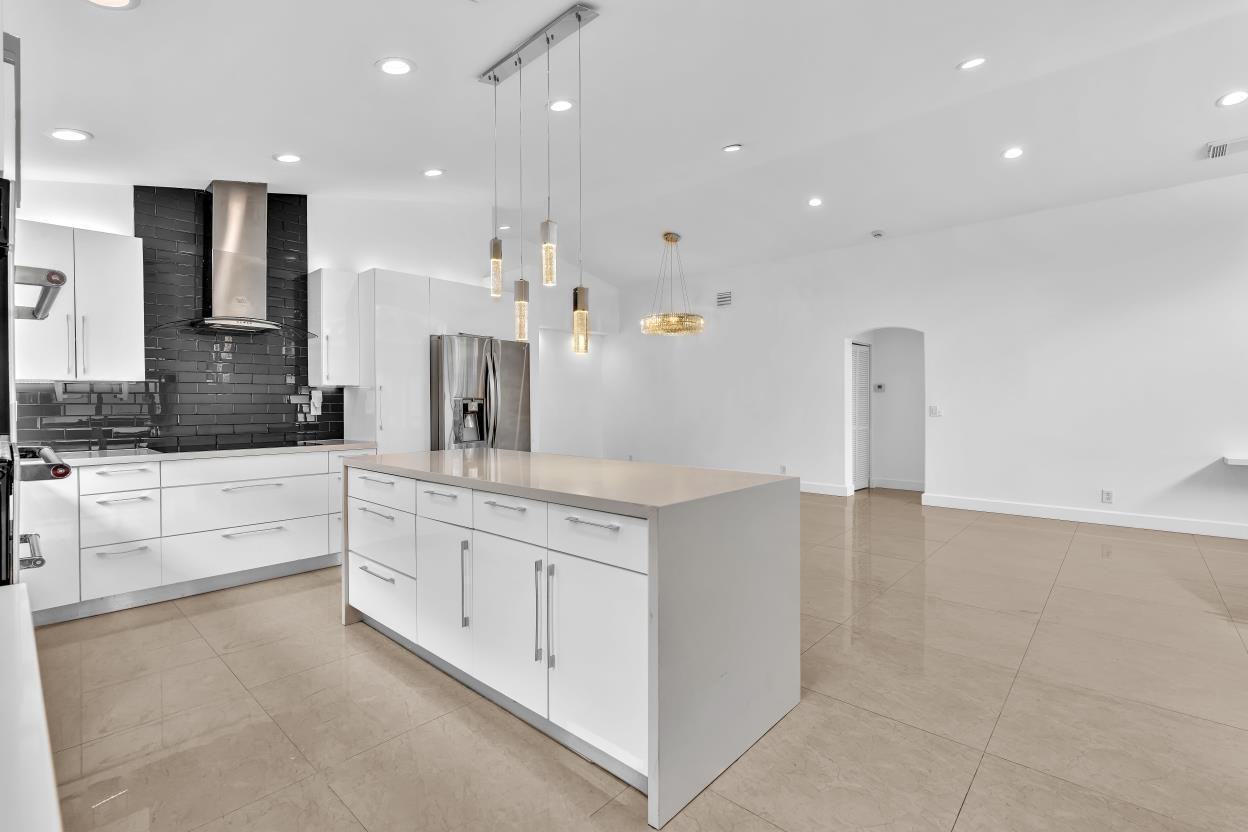 3307 Sw 49th St - Photo 2 of 7