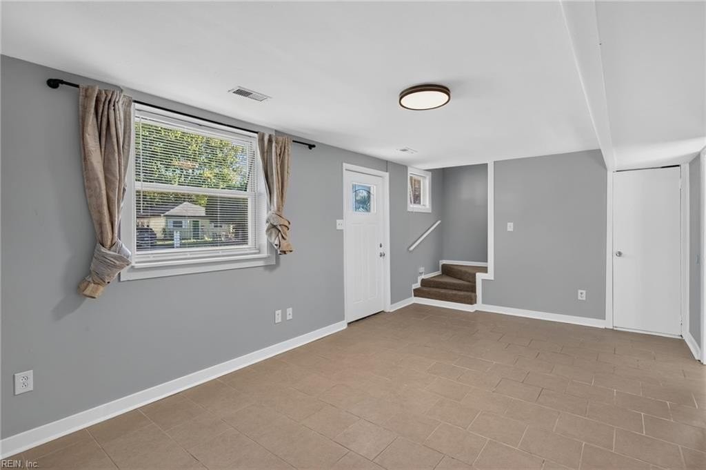 1013 Rowe St - Photo 2 of 22