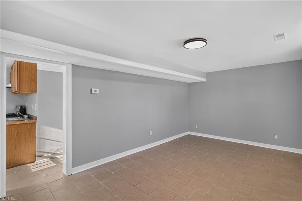1013 Rowe St - Photo 4 of 22