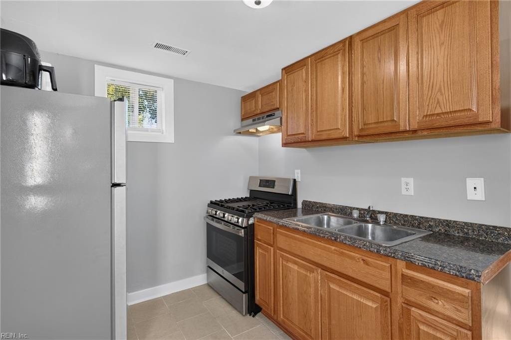 1013 Rowe St - Photo 5 of 22