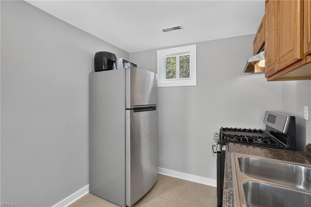 1013 Rowe St - Photo 6 of 22
