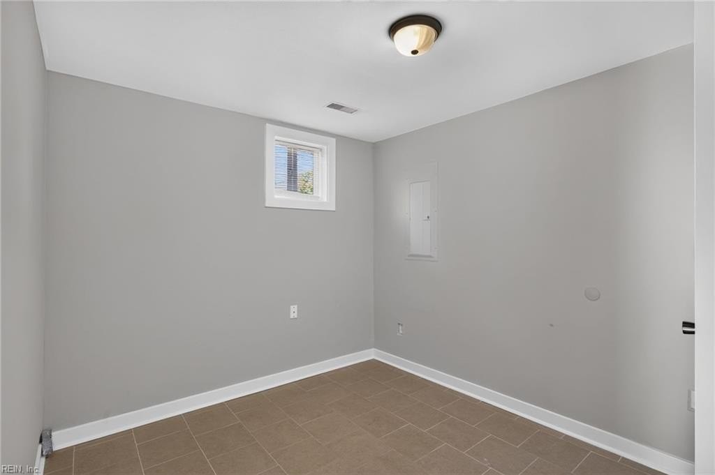 1013 Rowe St - Photo 7 of 22